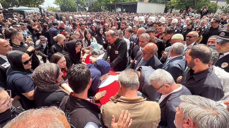<p><span style="color:rgb(33, 37, 41)">Burada polis memurları, Orhan A.'nın bı&ccedil;aklı ve silahlı saldırısına uğradı. Saldırıda polis memurları T&uuml;t&uuml;nc&uuml;ler ile Ko&ccedil;, şehit oldu. Saldırgan Orhan A,, polis ekipleri tarafından yakalanarak g&ouml;zaltına alındı.</span></p>
