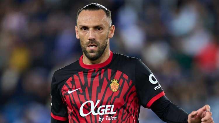 <p>S&uuml;per Lig devleri Fenerbah&ccedil;e ve Galatasaray'ın kadrolarına katmak istediği Vedat Muriqi, kararını verdi.&nbsp;</p>
