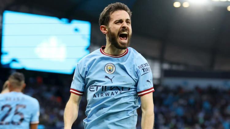 <p>Juventus'un vazge&ccedil;tiği, Barcelona'nın da ciddi bir adım atmadığı s&uuml;re&ccedil;te Galatasaray, Bernardo Silva transferine en yakın kul&uuml;pken, Atletico Madrid'in araya girmesi, oyuncunun da "Aileme biraz daha yakın olmak istiyorum." demesi, Cimbom'da endişe yarattı.</p>

<p>(FANATİK)</p>
