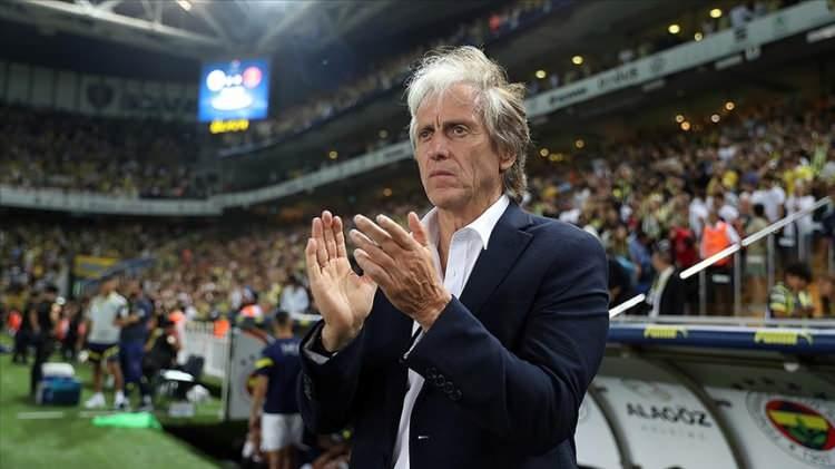 <p>Hem Hakan Safi hem de Aziz Yıldırım, Jorge Jesus isminde karar kıldı. Portekizli &ccedil;alıştırıcı, kim se&ccedil;ilirse se&ccedil;ilsin Fenerbah&ccedil;e'nin yeni teknik direkt&ouml;r&uuml; olacak.</p>

<p>(FOTOMA&Ccedil;)</p>

<p>&nbsp;</p>
