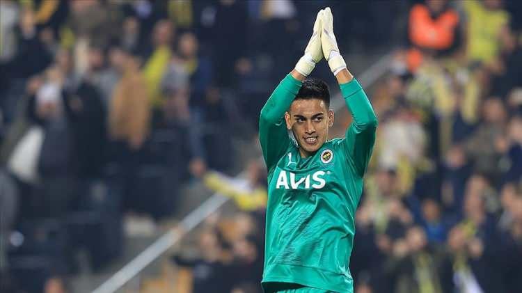 <p>Tarık &Ccedil;etin'le s&ouml;zleşme uzatan Fenerbah&ccedil;e'de İrfan Can Eğribayat'ın takıma d&ouml;nme ihtimali iyice azaldı. Y&ouml;netimin, oyuncunun menajerine "Yeni sezonda kadroda d&uuml;ş&uuml;n&uuml;lm&uuml;yor. D&ouml;nerse de 4. kaleci konumunda kalır." dediği ileri s&uuml;r&uuml;ld&uuml;. Tecr&uuml;beli eldiven, kiralık gittiği Samsunspor'la yeniden bir g&ouml;r&uuml;şme yapacak.</p>

<p>(FOTOMA&Ccedil;)</p>
