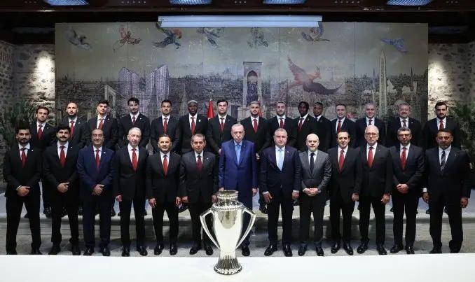 <p>Cumhurbaşkanı Erdoğan, Trendyol S&uuml;per Lig 2025-2026 sezonu şampiyonu olan Galatasaray'ın heyetiyle Cumhurbaşkanlığı Dolmabah&ccedil;e &Ccedil;alışma Ofisi'nde g&ouml;r&uuml;şt&uuml;.</p>
