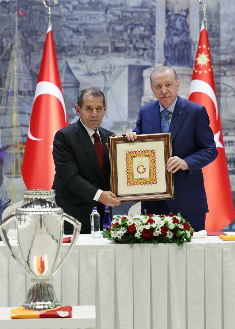 <p><strong>ERDOĞAN'A GALATASARAY FORMASI TAKDİM EDİLDİ</strong></p>
