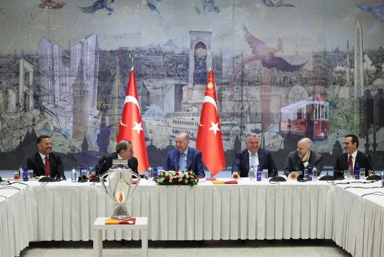 <p>Cumhurbaşkanlığı Dolmabah&ccedil;e &Ccedil;alışma Ofisi'nde yapılan ziyarete yansıyan diğer kareler ş&ouml;yle...</p>

