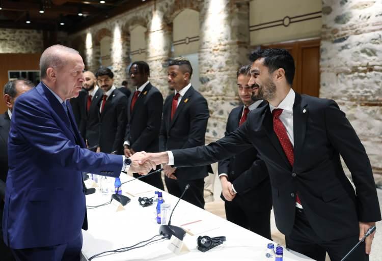 <p>Galatasaray Kul&uuml;b&uuml; Başkanı Dursun &Ouml;zbek, futbolcular ve teknik heyetle bir araya gelen Erdoğan, S&uuml;per Lig'deki 26. şampiyonluğunu elde eden sarı-kırmızılı ekibi tebrik etti.</p>
