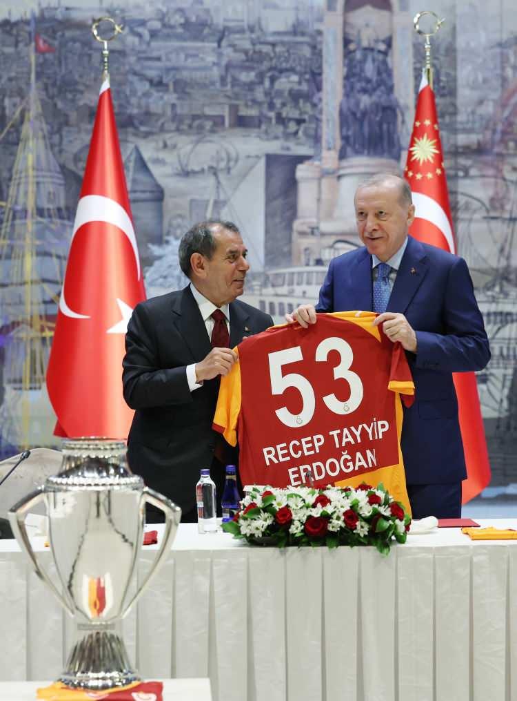 <p><strong>Kabul&uuml;n sonunda Galatasaray Başkanı Dursun &Ouml;zbek, Cumhurbaşkanı Erdoğan&rsquo;a &uuml;zerinde ismi yazılı olan ve memleketi Rize&rsquo;nin plaka kodu olan "53" numaralı Galatasaray formasını takdim etti.</strong></p>
