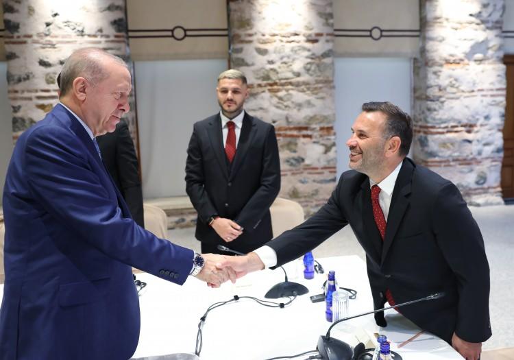 <p><strong>ERDOĞAN: GALATASARAY, MİLLETİMİZİN BELLEĞİNDE &Ccedil;OK M&Uuml;STESNA BİR KONUMA SAHİP&nbsp;</strong></p>
