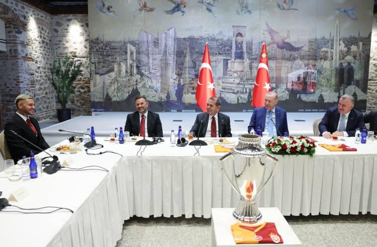 <p><strong>&nbsp;"&Uuml;st &uuml;ste 4'&uuml;nc&uuml; defa S&uuml;per Lig Şampiyonu olarak tarihi bir başarıya imza atan Galatasaray'ın futbolcuları, teknik heyeti ve y&ouml;neticileriyle İstanbul'da bir araya geldik. Galatasaray'ın bilhassa Avrupa'da elde ettiği başarılar, milletimizin belleğinde &ccedil;ok m&uuml;stesna bir konuma sahiptir. T&uuml;rk sporunun uluslararası arenadaki y&uuml;zlerinden biri olmaya devam eden Galatasaray'ın başarılarının devamını diliyorum. Galatasaray taraftarına ve t&uuml;m Galatasaray Spor Kul&uuml;b&uuml; camiasına selamlarımı iletiyorum"</strong></p>
