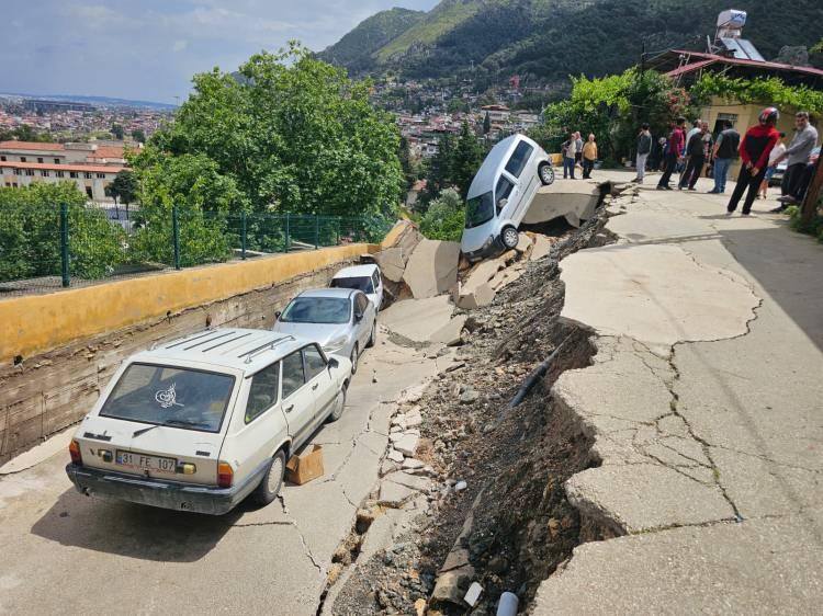<p>Defne-Samandağ &ccedil;evre yolu Subaşı &Uuml;st Ge&ccedil;idi yakınlarında yolda &ccedil;&ouml;kme meydana geldi.</p>
