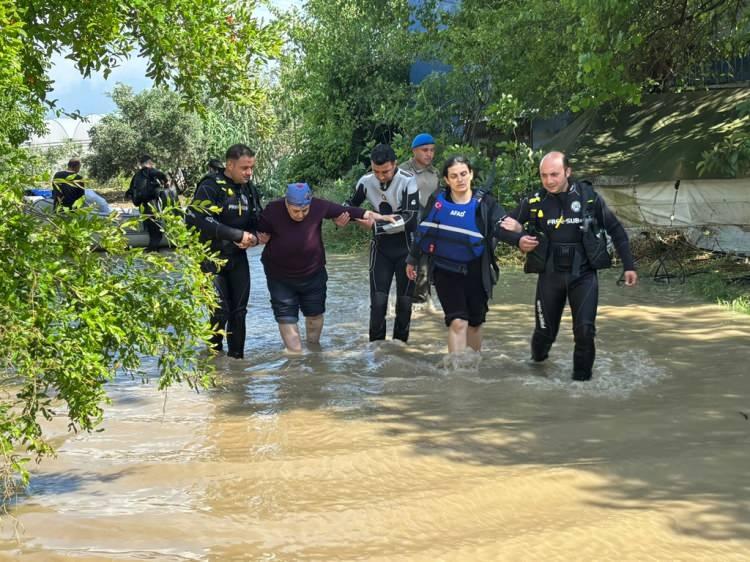 <p>Sahil G&uuml;venlik, AFAD, su altı polisi ve itfaiye ekipleri tarafından yapılan &ccedil;alışmada otomobil bulundu ancak<span style="color:#A52A2A"><strong><em> Paşa ile Hoşgel&rsquo;in izine rastlanmadı. </em></strong></span></p>

<p>&nbsp;</p>

<p>Gece saatlerinde ara verilen arama &ccedil;alışmaları, sabah yeniden başlatıldı.</p>
