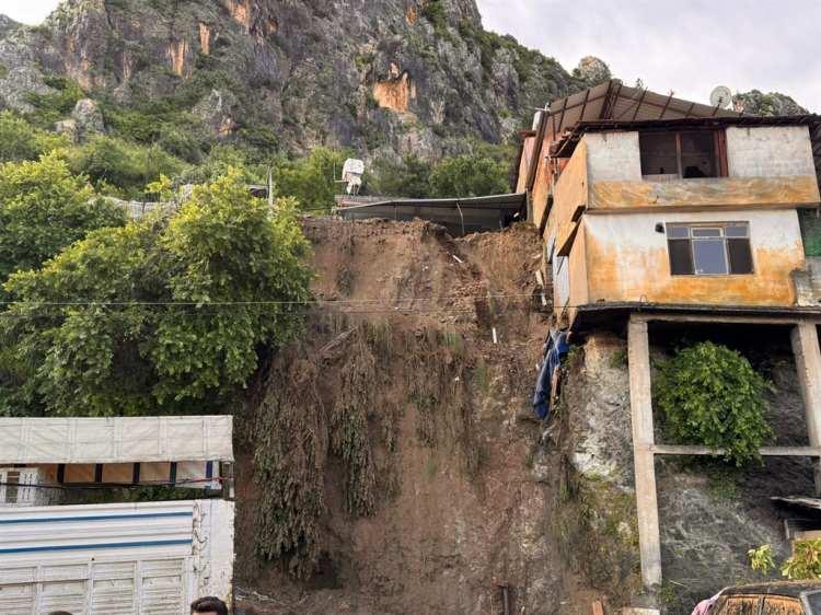 <p>Antakya il&ccedil;esi Hacı &Ouml;mer Alpagot Mahallesi'nde, yama&ccedil;ta bulunan tek katlı m&uuml;stakil ev, toprak kayması nedeniyle yola doğru &ccedil;&ouml;kt&uuml;.</p>
