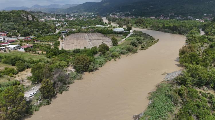 <p>Samandağ il&ccedil;esinde de sel meydana geldi. Sel suları nedeniyle Antakya-Samandağ kara yolundaki k&ouml;pr&uuml; ile bazı yollarda &ccedil;&ouml;kme oldu.</p>

<p>&nbsp;</p>

<p>&Ccedil;&ouml;ken yollarda park halindeki ara&ccedil;lar zarar g&ouml;rd&uuml;. Ayrıca Huzurlu ve Acılar mahallelerinden ge&ccedil;en derenin taşması sonucu bazı ara&ccedil;lar, suda s&uuml;r&uuml;klendi.</p>

<p>&nbsp;</p>

<p>Debisi artan Asi Nehri'nin bazı b&ouml;l&uuml;mlerinde taşkınlar yaşandı, ara&ccedil;lar su i&ccedil;inde kaldı.</p>

<p>&nbsp;</p>

<p>Kent genelinde 74 ekip, 498 ara&ccedil; ve bin 230 personel de ihbarlara m&uuml;dahalede bulundu.</p>
