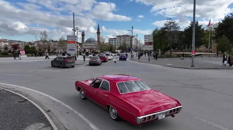 <p>​<strong><em>&nbsp;3. Sivas Uluslararası Film Festivali kapsamında şehrimizde bulunan kıymetli sanat&ccedil;ımız, 1976 yapımı 'Şof&ouml;r' filminin hafızalara kazınan sahnesini yıllar sonra yeniden yaşadı."</em></strong></p>
