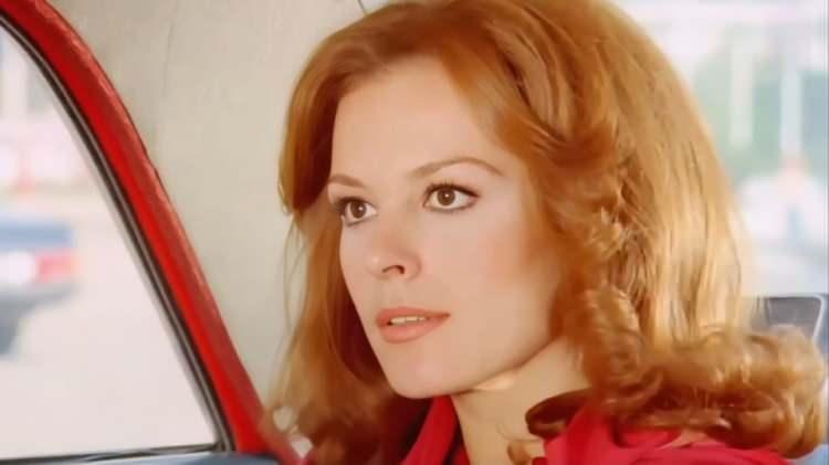 <p><strong>H&uuml;lya Ko&ccedil;yiğit, filmde kullanılan kırmızı bir otomobile benzeyen bir ara&ccedil;la şehir merkezinde yolculuğa &ccedil;ıkarak, 'Şof&ouml;r' filminin yıllar &ouml;nce hafızalar kazınan sahnesini yeniden yaşattı.</strong></p>
