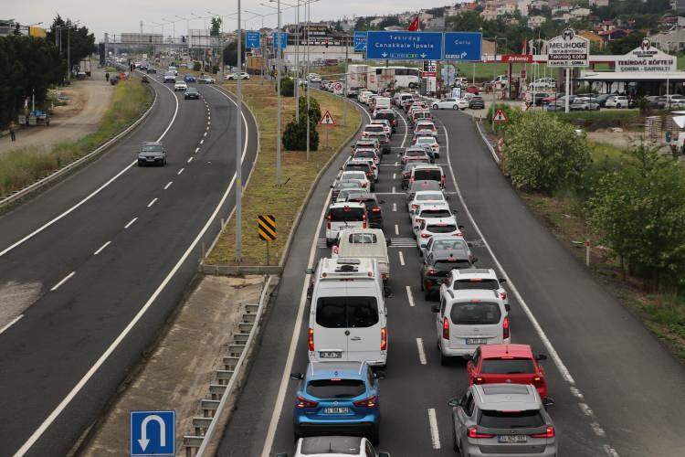 <p>B&ouml;lgede trafik akışı zaman zaman durma noktasına geliyor.&nbsp;&nbsp;</p>
