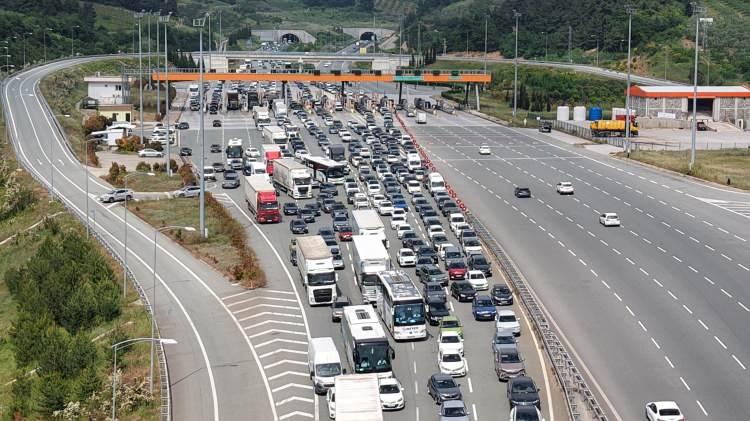 <p>Zaman zaman meydana gelen hasarlı trafik kazaları ve ara&ccedil; arızaları ulaşımı yavaşlatıyor.&nbsp;</p>
