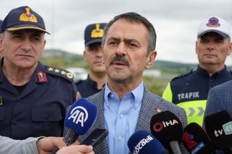 <p>Kocaeli Valisi İlhami Aktaş, Kurban Bayramı tatili boyunca kent genelinde 10 binin &uuml;zerinde personelin g&ouml;rev yapacağını belirterek s&uuml;r&uuml;c&uuml;leri uyardı.</p>

<p>&nbsp;</p>

<p>Yol yoğunluğu hakkında bilgi veren Vali Aktaş, <strong><em><span style="color:#A52A2A">"TEM Otoyolu'nda Ankara istikametine doğru y&uuml;zde 40'ı aşan, Kuzey Marmara Otoyolu'nda ise y&uuml;zde 70'lere varan yoğunluk var."</span> </em></strong>dedi.</p>
