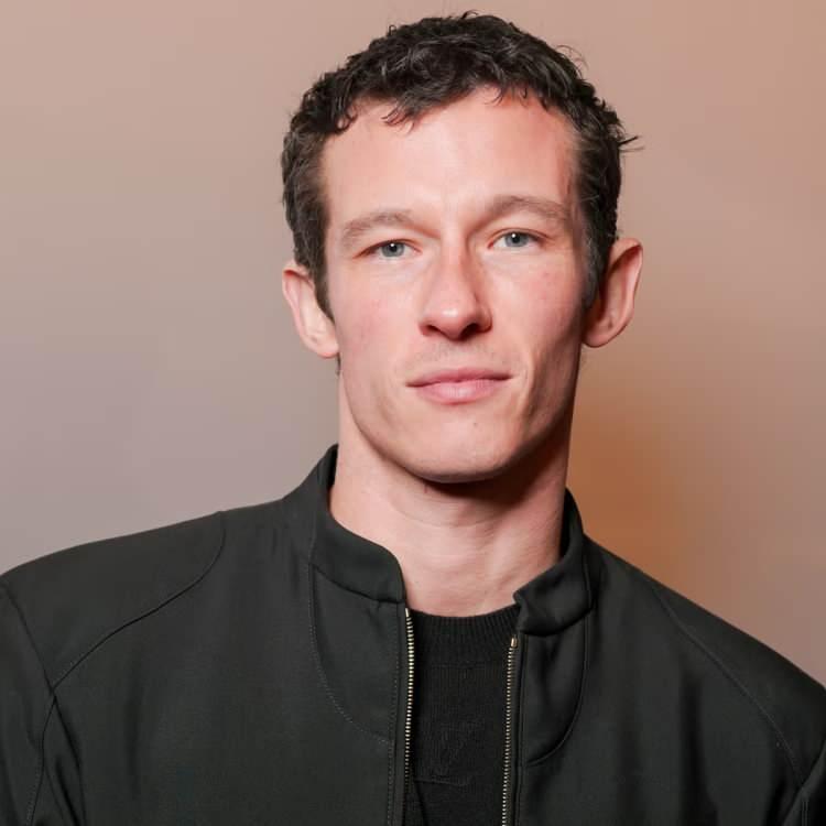 <p><span style="color:#B22222"><strong>CALLUM TURNER</strong></span></p>

<p><strong>Fantastik Canavarlar Serisi: Gişe rekortmeni seride Newt Scamander'ın abisi Theseus Scamander karakterine hayat vererek d&uuml;nya &ccedil;apında tanındı.</strong></p>
