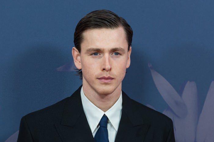 <p><span style="color:#B22222"><strong>HARRIS DICKINSON</strong></span></p>

<p><strong>Daha &ouml;nce Maleficent, The King&rsquo;s Man, Where the Crawdads Sing ve Babygirl filmlerinde rol aldı. 'A Murder at the End of the World'le Bafta TV &Ouml;d&uuml;lleri'ne aday g&ouml;sterildi.</strong></p>
