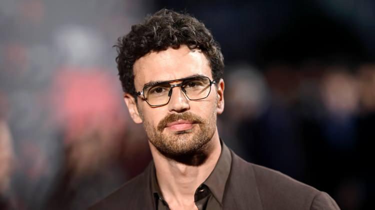 <p><span style="color:#B22222"><strong>THEO JAMES</strong></span></p>

<p><strong>'Divergent (Uyumsuz)&rsquo; filmleriyle adını duyuran Theao James, daha sonra 'The Time Traveler&rsquo;s Wife (Zaman Yolcusunun Karısı)', 'The White Lotus' ve 'The Gentlemen'le kariyerini zirveye hazırladı.</strong></p>
