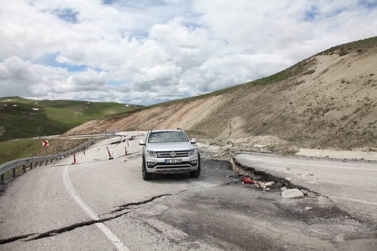 <p>BAZI S&Uuml;R&Uuml;C&Uuml;LER KULLANMAYA DEVAM EDİYOR</p>

<p>Trafiğe kapanmasına rağmen bazı s&uuml;r&uuml;c&uuml;ler yolun kısa olması nedeniyle bu g&uuml;zergahı kullanmaya devam ediyor.</p>
