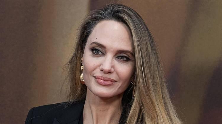 <p><span style="color:inherit"><span style="color:rgb(255, 0, 0)"><strong>Angelina Jolie - Krali&ccedil;e II. Elizabeth</strong></span></span></p>

<p>&nbsp;</p>
