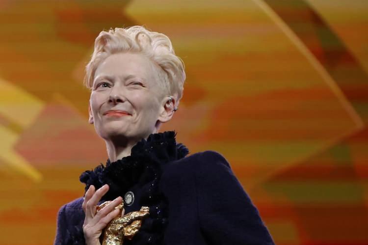 <p><span style="color:inherit"><span style="color:rgb(255, 0, 0)"><strong>Tilda Swinton -&nbsp; I. Roibert</strong></span></span></p>

<p>&nbsp;</p>
