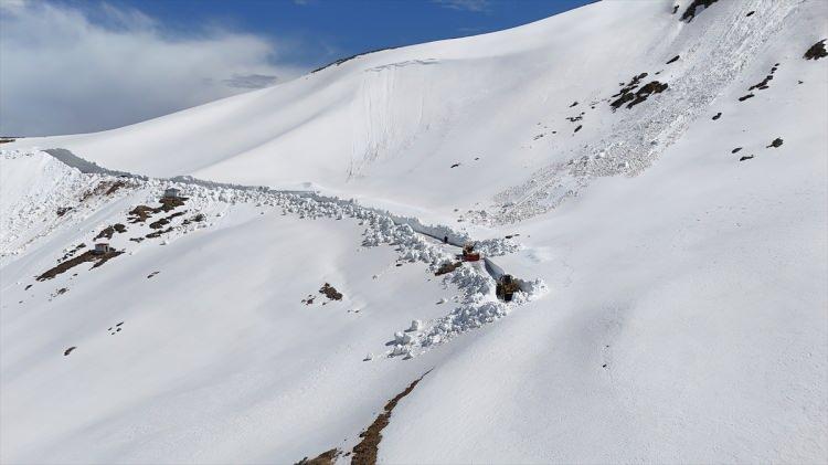 <p>İl&ccedil;e merkezine yaklaşık 23 kilometre uzaklıktaki Soğanlı Dağları'nın zirvesinde bulunan, havaların ısınmasıyla k&uuml;&ccedil;&uuml;kbaş ve b&uuml;y&uuml;kbaş hayvan s&uuml;r&uuml;lerine ev sahipliği yapan G&uuml;nbuldu, Dumlu, Kavlatan k&ouml;yleri ile Limonsuyu, Kuşmer ve Sultanmurat yayla yollarında da &ccedil;alışan ekipler, Kurban Bayramı &ouml;ncesinde yol ağını tamamen ulaşıma a&ccedil;mayı hedefliyor.</p>

<p>&nbsp;</p>
