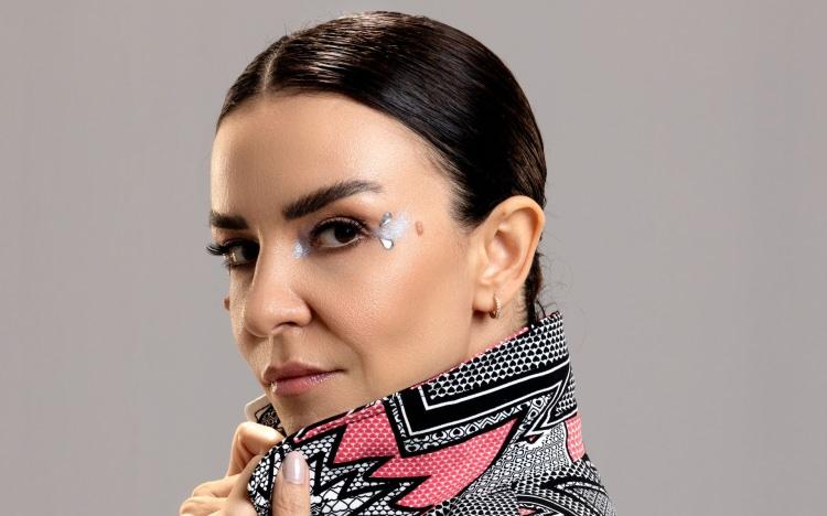<p><span style="color:#B22222"><strong>MODEL GRUBU HAYRANLARINDAN YOĞUN İLGİ</strong></span></p>
