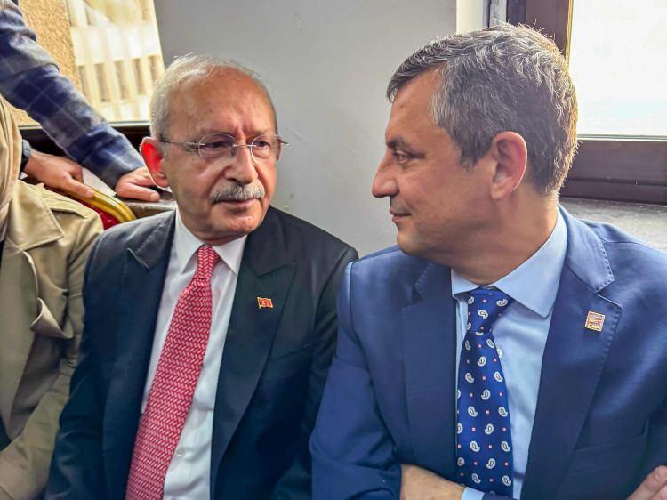 <p>Toplantıda CHP TBMM Grup Başkanı se&ccedil;imi yapıldı. CHP&rsquo;den yapılan yazılı a&ccedil;ıklamada, "&Ouml;zg&uuml;r &Ouml;zel, kapalı grup toplantısına katılan 96 milletvekilinin 95&rsquo;inin oyu ile CHP TBMM Grup Başkanı olarak yeniden se&ccedil;ildi. 1 oy ise ge&ccedil;ersiz sayıldı." denildi.</p>
