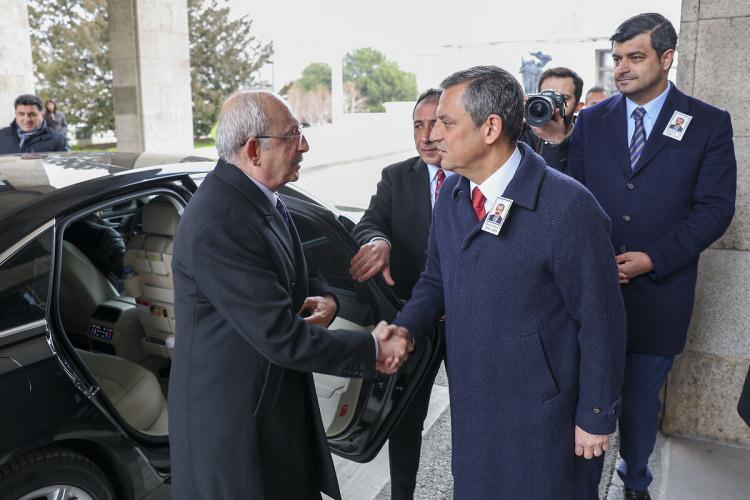 <p>Toplantıya hastalık, cenaze ya da yurt dışında olma gibi mazeretleri nedeniyle katılamayan 42 milletvekilinden 15'inin &Ouml;zel'e desteklerini bildirdiği belirtildi.</p>
