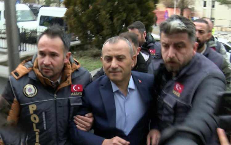 <p>Hakimler ve Savcılar Kurulu (HSK) 2024 Haziran kararnamesiyle Tunceli&rsquo;ye atanan T&uuml;rkiye&rsquo;nin 3 kadın başsavcısından biri olan Ebru Cansu, g&ouml;reve başladıktan sonra G&uuml;listan Doku dosyasını raftan indirip incelemeye başladı. Soruşturmayı baştan ele alan Başsavcı Ebru Cansu'nun talimatıyla, &lsquo;Jandarma Dedektifleri&rsquo; olarak bilinen Jandarma Su&ccedil; Araştırma Timleri (JASAT) personelinden oluşan &ouml;zel ekip kuruldu. G&uuml;listan Doku'nun kaybolmadan &ouml;nceki g&uuml;n ve kaybolduğu g&uuml;ne ait kentteki t&uuml;m KGYS g&ouml;r&uuml;nt&uuml;leri, PTS kayıtları toplandı</p>

<p>&nbsp;</p>
