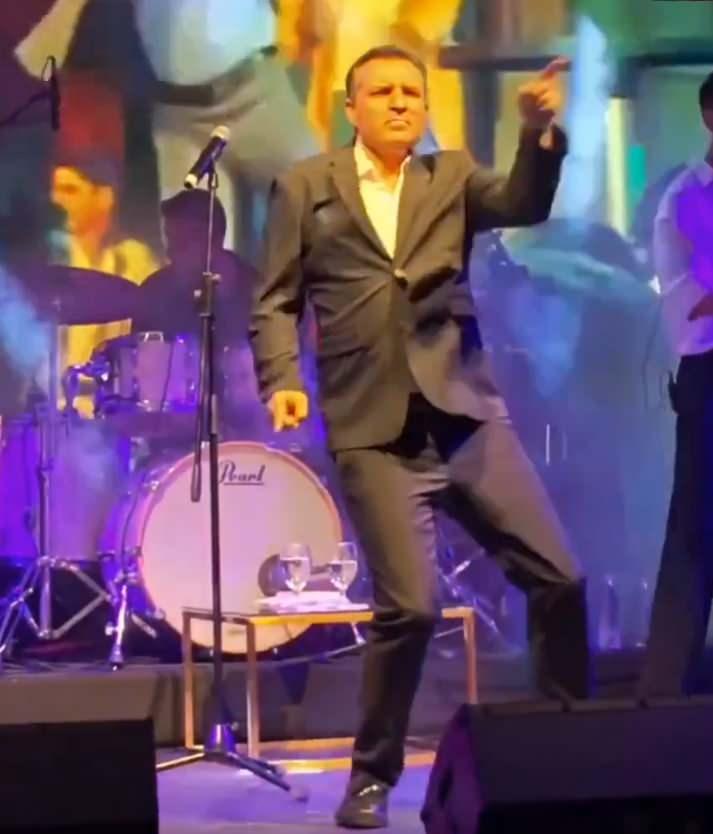 <p><strong>&Uuml;nl&uuml; şarkıcının dansı kısa s&uuml;rede sosyal mecralarda viral olarak magazin manşetlerinde ilk sıraya y&uuml;kseldi.</strong></p>
