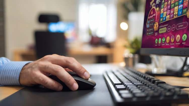 <p>G&uuml;ng&ouml;r, uygulamada idarenin takdir yetkisini kullanırken işlem hacmi, fiilin s&uuml;rekliliği ve finansal hareketlerin yoğunluğu gibi hususları dikkate alabildiğini aktardı.</p>

<p>&nbsp;</p>
