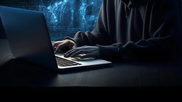 <p>Kabahat niteliğinde değerlendirilen yasadışı bahis oynama fiiline ilişkin idari para cezalarının klasik anlamda adli sicil kaydına işlenmediğine dikkat &ccedil;eken G&uuml;ng&ouml;r, bununla birlikte idari yaptırımlara ilişkin bazı kayıtların kamu kurumlarının veri sistemlerinde tutulabilmesi nedeniyle, &ouml;zellikle g&uuml;venlik soruşturması veya arşiv araştırmasına tabi bazı kamu g&ouml;revleri bakımından dolaylı sonu&ccedil;lar doğurabileceğine ilişkin tartışmaların bulunduğunu ifade etti.</p>

<p>G&uuml;ng&ouml;r ayrıca, &ouml;denmeyen idari para cezalarının 6183 sayılı Kanun kapsamında kamu alacağı olarak takip edildiğini; banka hesabı blokesi, e-haciz, maaş haczi ve taşınmaz haczi gibi cebri tahsil y&ouml;ntemlerinin g&uuml;ndeme gelebileceği uyarısında bulundu.</p>
