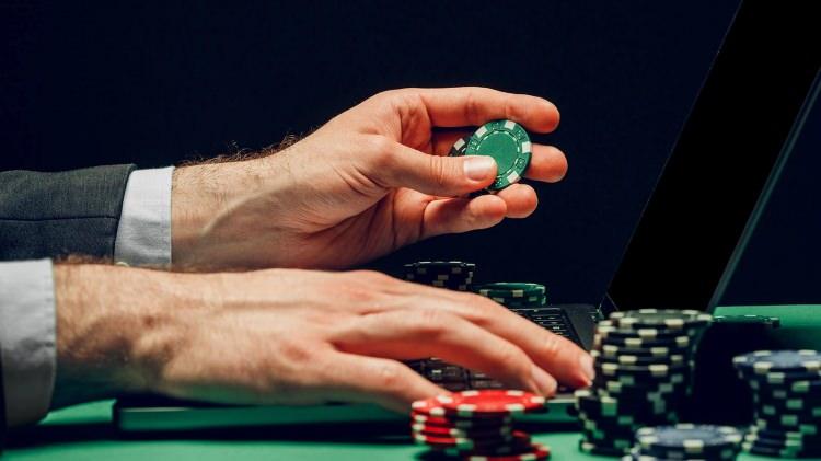 <p>Devletin bahis gelirlerine el koyma yetkisinin bulunduğunu belirten G&uuml;ng&ouml;r, su&ccedil;tan elde edildiği değerlendirilen gelirler bakımından el koyma, hesap blokesi ve m&uuml;sadere tedbirlerinin g&uuml;ndeme gelebildiğini; &ouml;zellikle su&ccedil;tan kaynaklanan malvarlığı değerlerinin aklanmasına ilişkin soruşturmalarda banka hesapları, kripto varlıklar ve &ccedil;eşitli malvarlığı unsurları hakkında koruma tedbirleri uygulanabildiğini s&ouml;zlerine ekledi.</p>
