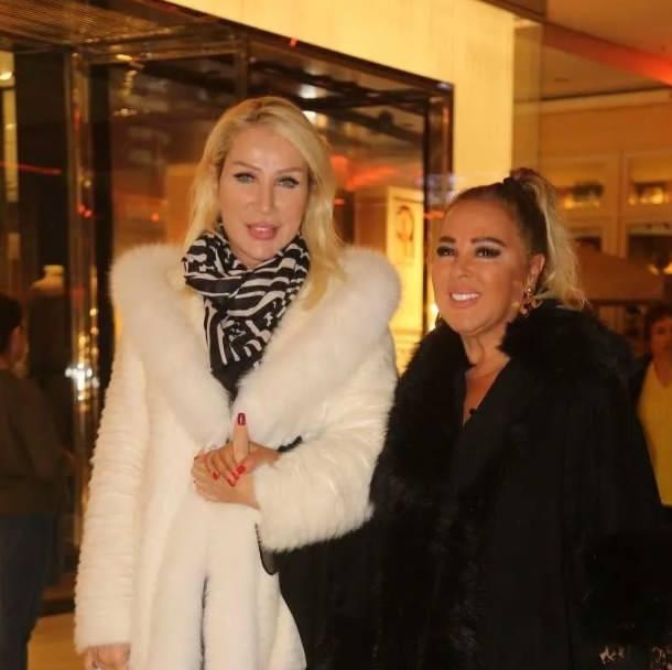 <p><strong>Magazin d&uuml;nyasının en yakın dostlarından Seda Sayan ve Safiye Soyman, arkadaşlıklarıyla &ouml;rnek olmaya devam ediyor.</strong></p>
