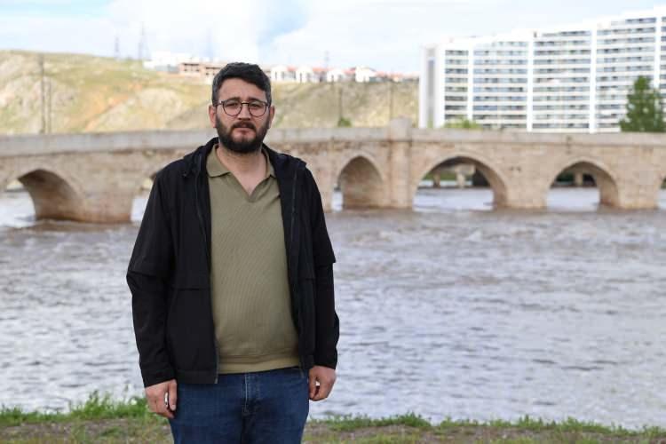 <p>K&ouml;pr&uuml;n&uuml;n mimarisi ile ilgili bilgiler veren Sanat Tarih&ccedil;isi Yunus Budaktaş, şunları kaydetti:&nbsp;</p>

<p>&nbsp;</p>

<p><strong><em>"Tarihi Eğri K&ouml;pr&uuml; mimari &ouml;zelliklerinden anlaşılacağı &uuml;zere Sel&ccedil;uklular d&ouml;neminde inşa edildiği d&uuml;ş&uuml;n&uuml;lmektedir.</em></strong></p>

<p>&nbsp;</p>

<p><strong><em>Eğri K&ouml;pr&uuml; ile ilgili her hangi bir kitabe bulunamadığı i&ccedil;in kesin bir tarihlendirme yapılmıyor ancak yapının ge&ccedil;irdiği restorasyonlara ait bir takım kitabeler bulunmakta. </em></strong></p>

<p>&nbsp;</p>

<p><strong><em>Bu kitabelerde tarihi k&ouml;pr&uuml;n&uuml;n restorasyon aşamalarında detaylarını bilme imkanı sunuyor.</em></strong></p>
