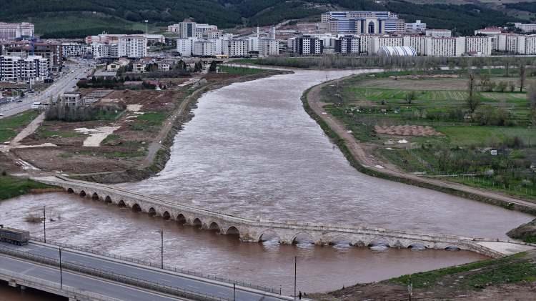 <p>Sivas&rsquo;ta yer alan ve T&uuml;rkiye&rsquo;nin en uzun nehri &uuml;zerine inşa edilen Tarihi Eğri K&ouml;pr&uuml;, artan su seviyesine rağmen dimdik ayakta duruyor.</p>

<p>&nbsp;</p>

<p>Sel&ccedil;uklular d&ouml;neminde inşa edilen ve uzunluğu 173 metre olan k&ouml;pr&uuml;, yıllardır coşkuyla akan ırmak suyuna g&ouml;ğ&uuml;s geriyor.</p>

<p>&nbsp;</p>

<p>Ortasındaki eğim ile hır&ccedil;ın Kızılırmak suyunda dalgakıran g&ouml;revi g&ouml;ren k&ouml;pr&uuml;de 18 adet kemer bulunuyor.</p>
