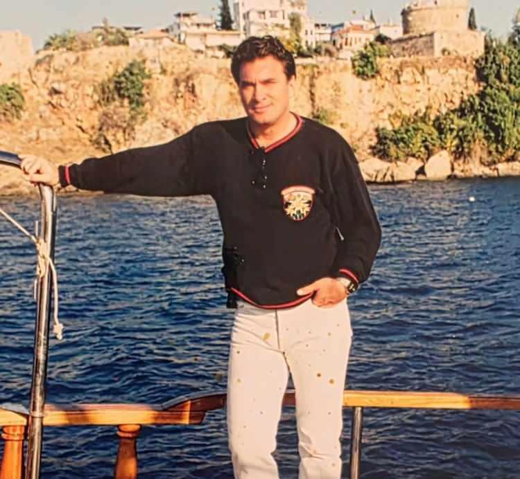 <p>Mankenlikten sunuculuğa, oyunculuktan işletmeciliğe kadar pek &ccedil;ok alanda iz bırakan 68 yaşındaki Tarık Tarcan, bug&uuml;n doğayla baş başa sakin bir hayat s&uuml;r&uuml;yor.&nbsp;</p>
