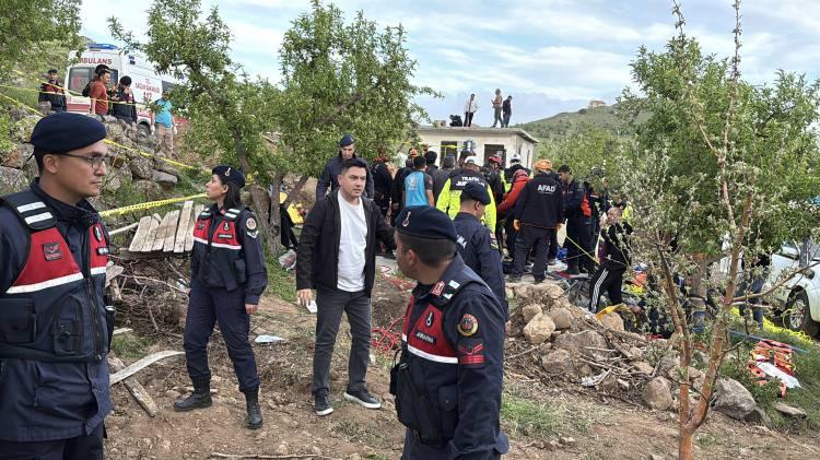 <p>Kuyuda oluşan yoğun metan gazı nedeniyle 2 kardeş ve 1 kuzen de kuyudan &ccedil;ıkamadı.</p>
