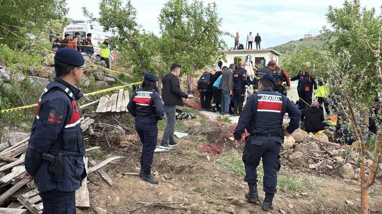 <p>İhbar &uuml;zerine olay yerine jandarma, sağlık, itfaiye, Ulusal Medikal Kurtarma (UMKE) ve İl Afet ve Acil Durum M&uuml;d&uuml;rl&uuml;ğ&uuml; (AFAD) ekipleri sevk edildi.</p>
