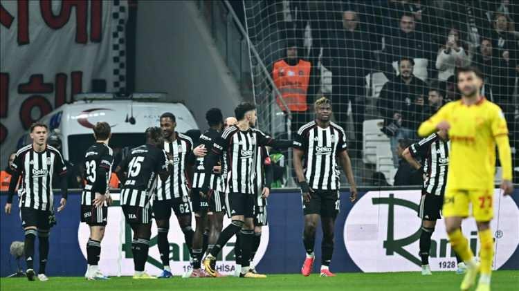 <p><strong>BEŞİKTAŞ 15 YABANCI</strong></p>

<p><strong>Futbolcu - Yaşı</strong><br />
&nbsp;</p>

<p>E. Agbadou 28</p>

<p>Felix Uduokhai 28</p>

<p>Hyeongyu Oh 25</p>

<p>Junior Olaitan 24</p>

<p>Amir Murillo 30</p>

<p>Milot Rashica 29</p>

<p>Wilfred Ndidi 29</p>

<p>Tiago Djalo 26</p>

<p>Vaclav Cerny 28<br />
&nbsp;</p>

<p><strong>KİRADAKİLER</strong><br />
&nbsp;</p>

<p>Al-Musrati 30</p>

<p>Jean Onana 26</p>

<p>Joao Mario 33</p>

<p>A. Hadziahmetovic 29</p>

<p>Elan Ricardo 22</p>

<p>Ernest Mu&ccedil;i 25</p>
