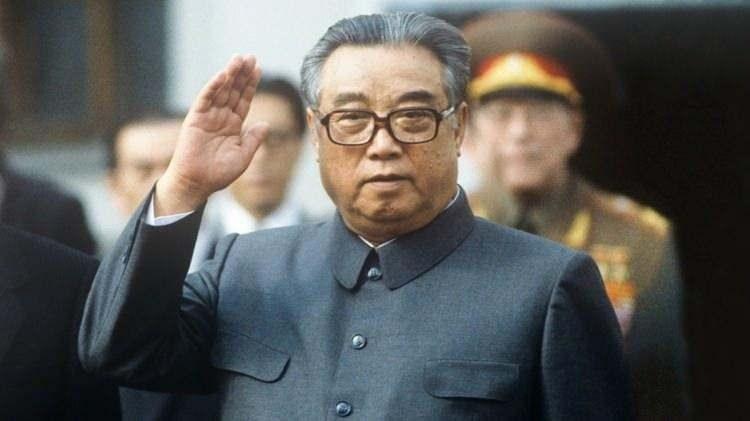 <p><strong><span style="color:#B22222">KIM II SUNG&nbsp; </span>|&nbsp; 46 YIL</strong></p>

<p>&nbsp;</p>

<p>|&nbsp; Eski Kuzey Kore Lideri</p>
