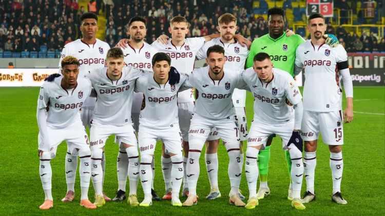 <p>Bordo-mavililer bu turu ge&ccedil;mesi durumunda lig aşamasında m&uuml;cadele edecek, elenmesi halinde ise UEFA Konferans Ligi'nde lig aşamasına dahil olacak.</p>
