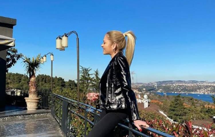 <p><strong><span style="color:#B22222">16)&nbsp; TUĞ&Ccedil;E POSTOĞLU&nbsp;</span> &nbsp;(Modacı)</strong></p>
