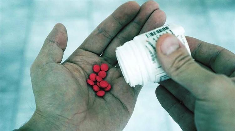 <p>Uyuşturucu madde ticareti ve imalatı yapan ş&uuml;phelilere y&ouml;nelik olduğu gibi uyuşturucu madde kullanımını kolaylaştıran, yer temin eden ve kullanan şahıslara y&ouml;nelik Cumhuriyet Başsavcılığımızca y&uuml;r&uuml;t&uuml;len bir başka soruşturmada ise elde edilen deliller &ccedil;er&ccedil;evesinde, İstanbul İl Jandarma Komutanlığı&lsquo;na, 25 ş&uuml;pheli hakkında 21/05/2026 tarihinde g&ouml;zaltı, arama, biyolojik inceleme yaptırılması ve ifade alınmasına y&ouml;nelik talimat verilmiştir."</p>

