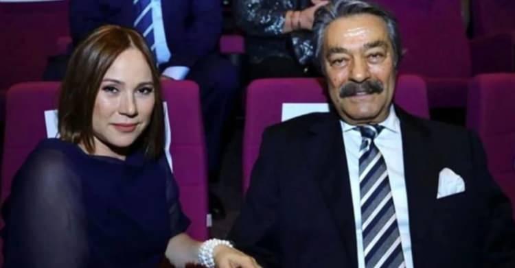 <p>H&uuml;rriyet'te yer alan habere g&ouml;re, tedavinin iyi gittiğini s&ouml;yleyen Kural, "Zorlu bir s&uuml;re&ccedil; ge&ccedil;irdiği i&ccedil;in bu enfeksiyonu atlatması kolay olmuyor tabii ki. Her g&uuml;n yapılan tetkikler, bir g&uuml;n &ouml;nceye g&ouml;re daha iyi." ifadelerini kullandı.&nbsp;</p>
