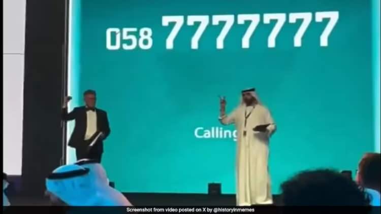 <p>Fiyatı hızla katlanan&nbsp;&nbsp;peş peşe yedi adet "7" rakamından oluşan '058-7777777' numaralı cep telefonu hattı 40 milyon liraya alıcı bularak d&uuml;nya rekoru kırdı.</p>
