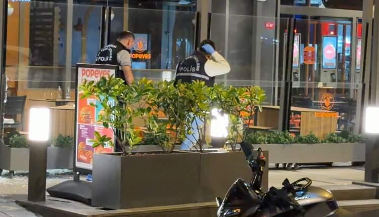 <p>Olay, 26 Mayıs Salı g&uuml;n&uuml; saat 01.00 sıralarında G&uuml;lbahar Mahallesi'nde meydana geldi. Edinilen bilgiye g&ouml;re bir iş yerinde bulunan Doğuş Cebeci ile Emircan K. (26) arasında kız meselesi nedeniyle tartışma &ccedil;ıktı.&nbsp;</p>
